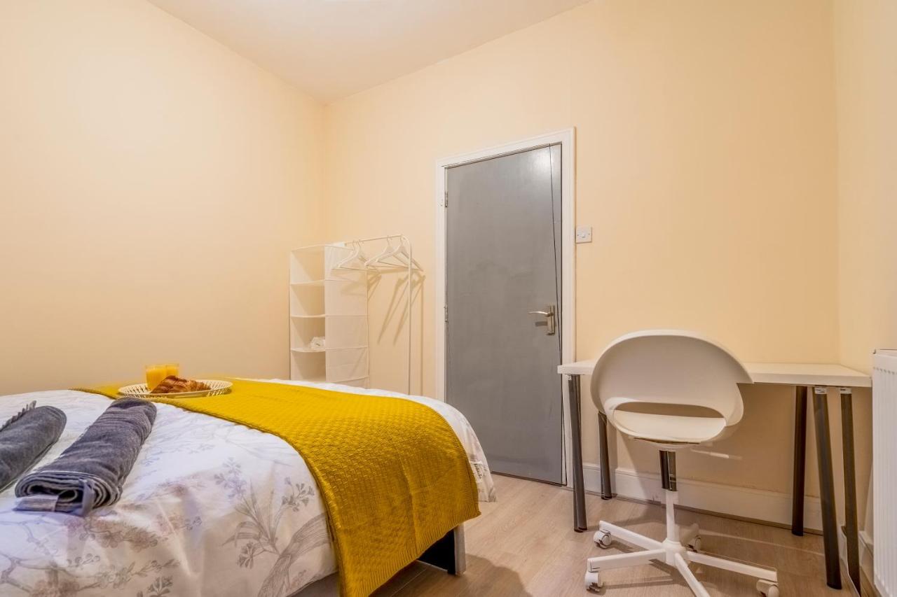 Deluxe 2-Bedroom Flat With Free Parking Birmingham Bagian luar foto