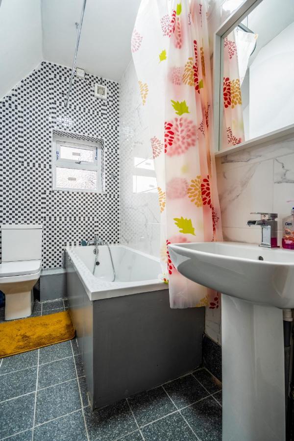 Deluxe 2-Bedroom Flat With Free Parking Birmingham Bagian luar foto