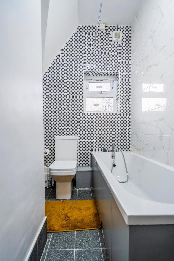 Deluxe 2-Bedroom Flat With Free Parking Birmingham Bagian luar foto